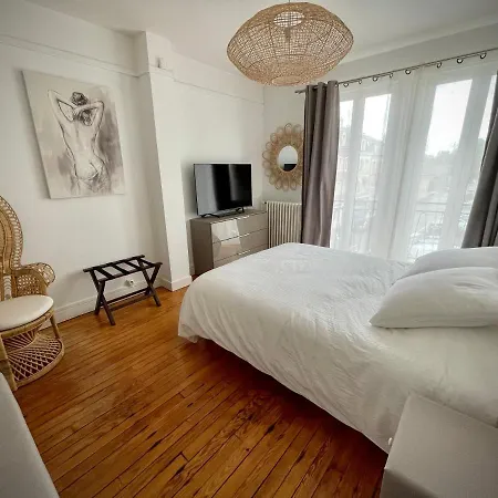Suites Mana: Chic Downtown Rethel with Private Fitness Exterior photo