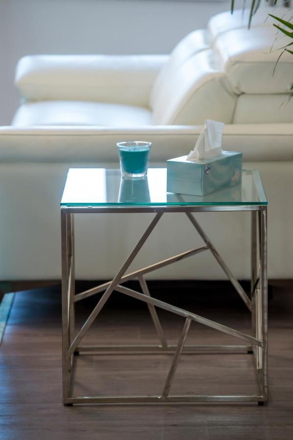 Mana: Chic Downtown With Private Fitness *