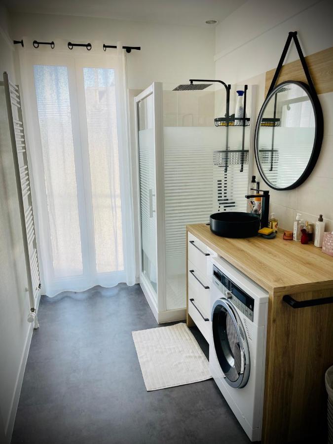 Mana: Chic Downtown With Private Fitness Apartment *